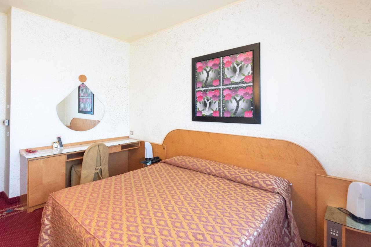 Hotel Castello Artemide Congressi คาสเทลซานเปียโตรแตร์เม ภายนอก รูปภาพ