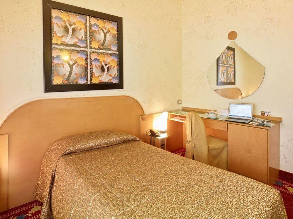 Hotel Castello Artemide Congressi คาสเทลซานเปียโตรแตร์เม ภายนอก รูปภาพ